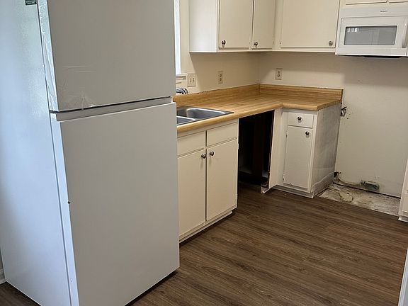 Kitchen - new stove and dishwasher being installed. All new appliances!