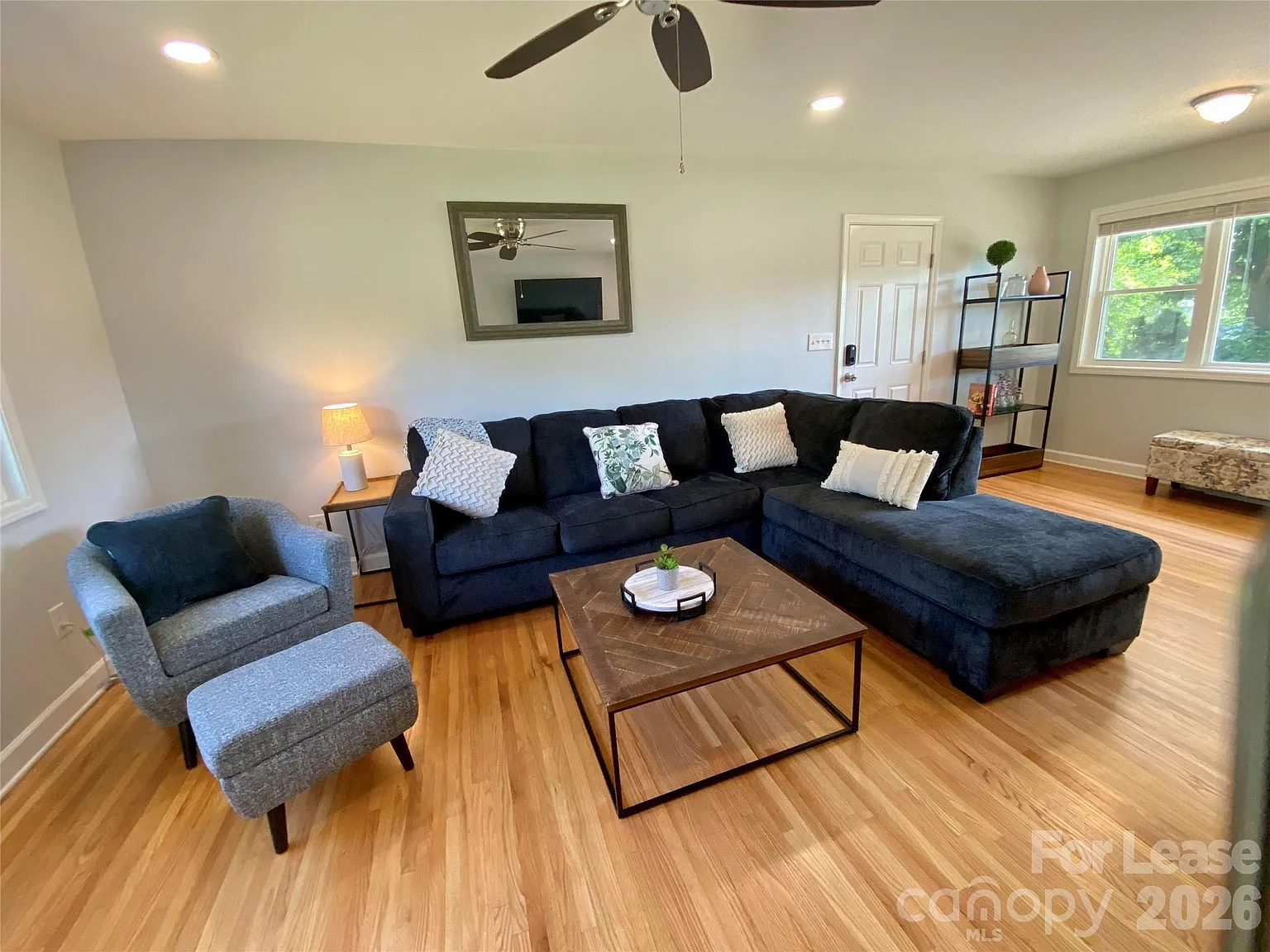 3 bed, 2.0 bath, 1216 sqft, $2,750 — Photo 2