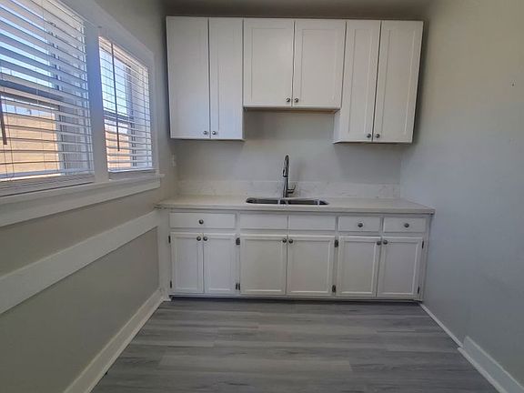 4th image of 832 W Florence Ave #8A