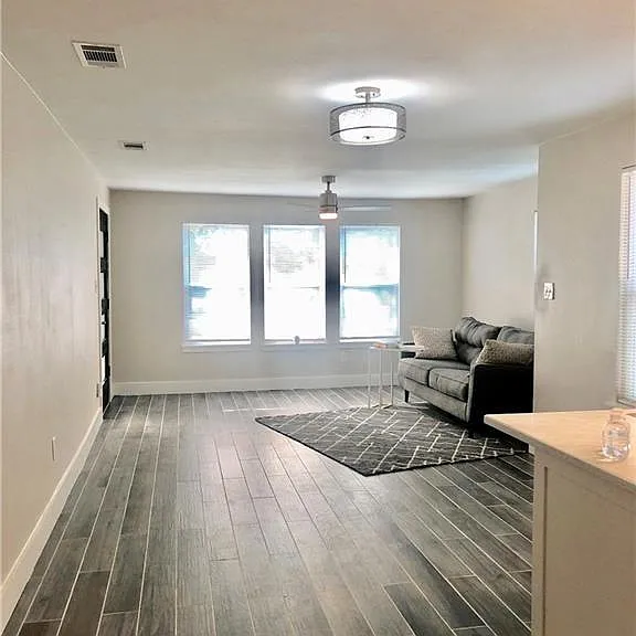 916 S Rosemont Ave — Photo 8