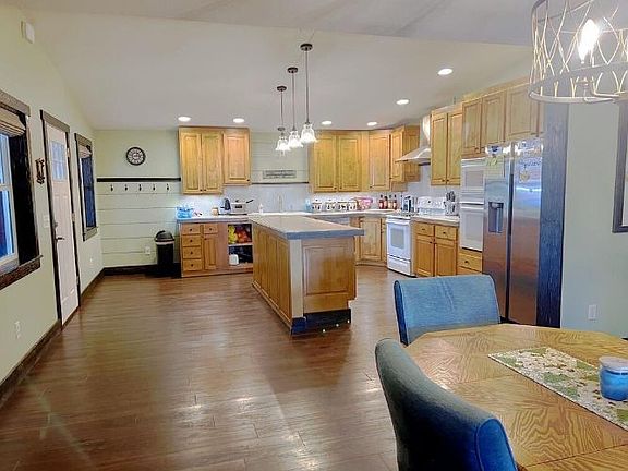 2nd image of 451 Grandview Dr