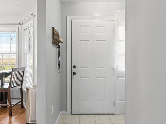 5th image of 1637 York Dr NW