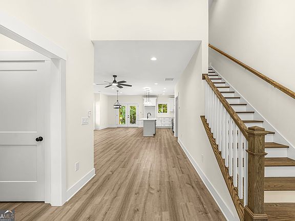 4th image of 176 Paige St