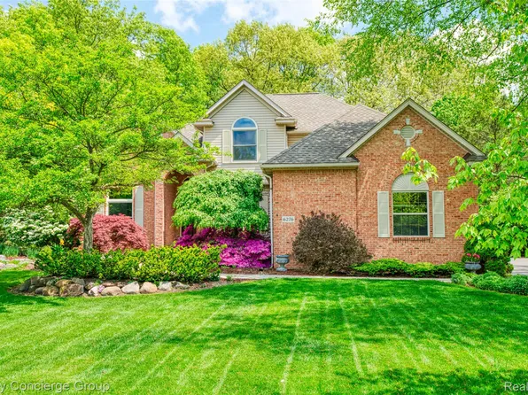 6276 Chad Ct, Brighton, MI 48116