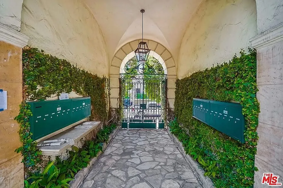 1 bed, 715 sqft, $3,200 — Photo 3