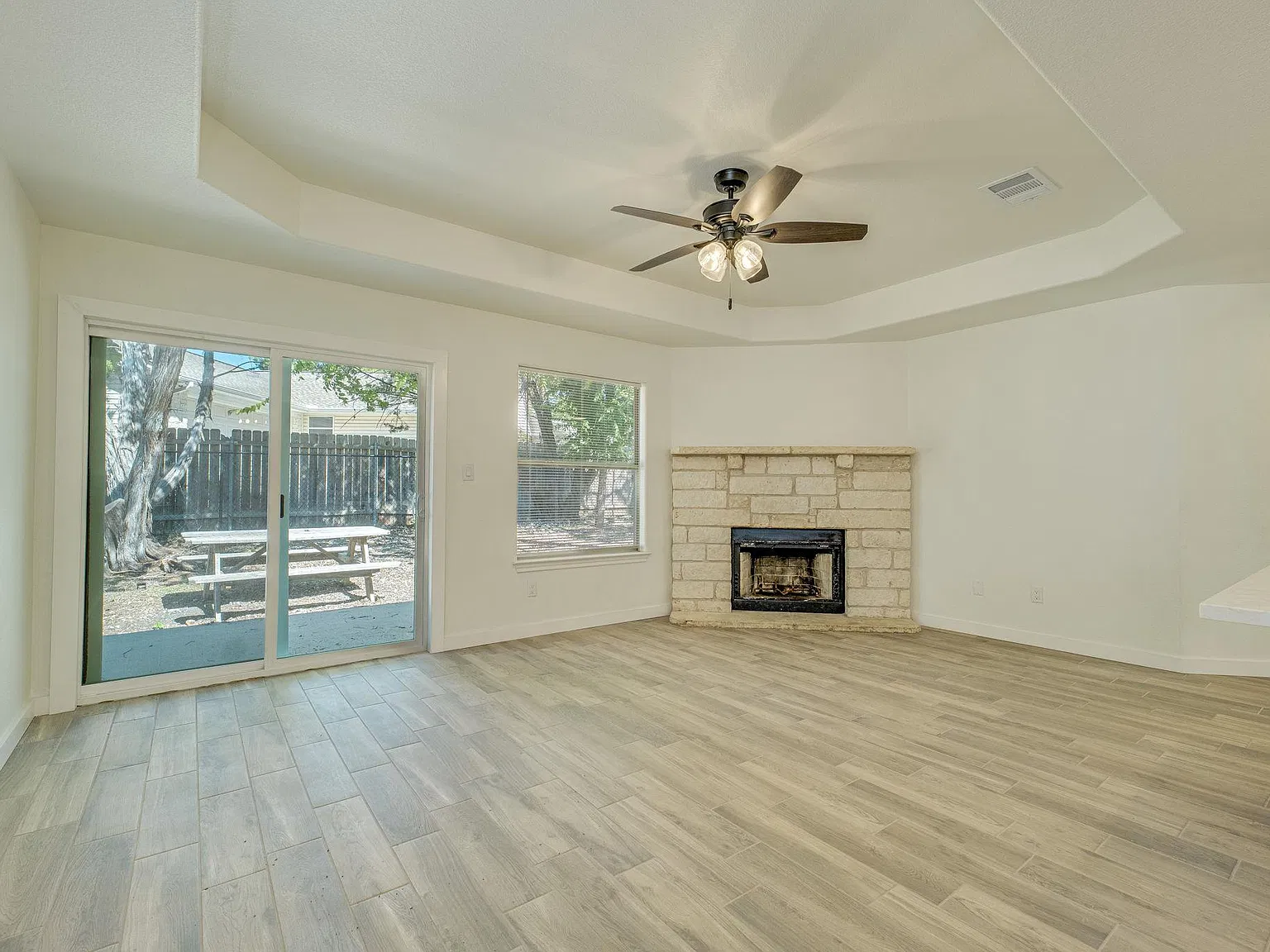 3 bed, 2.0 bath, 1315 sqft, $2,100 — Photo 2