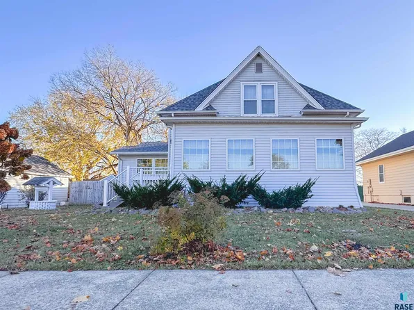 415 NW 3rd St, Madison, SD 57042