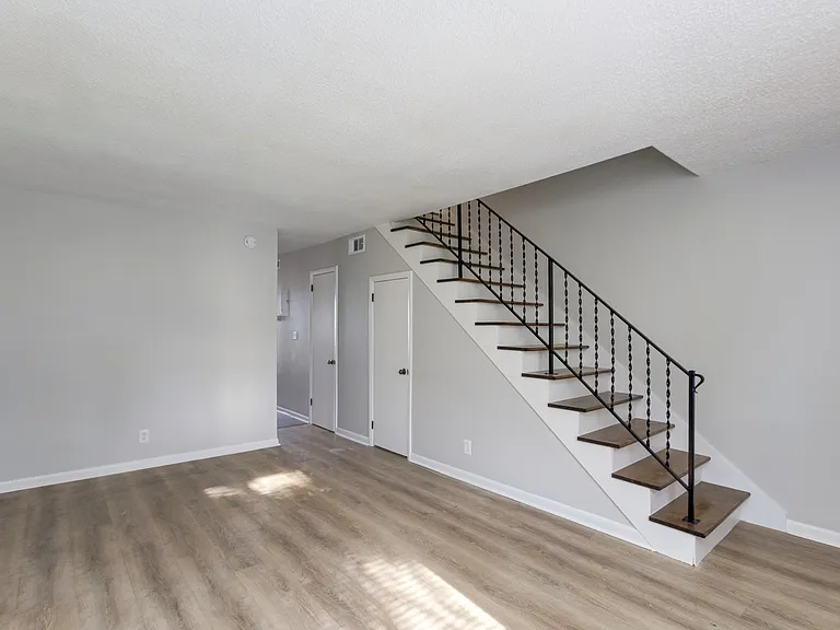 1032 Hickory Hill Ln — Photo 13