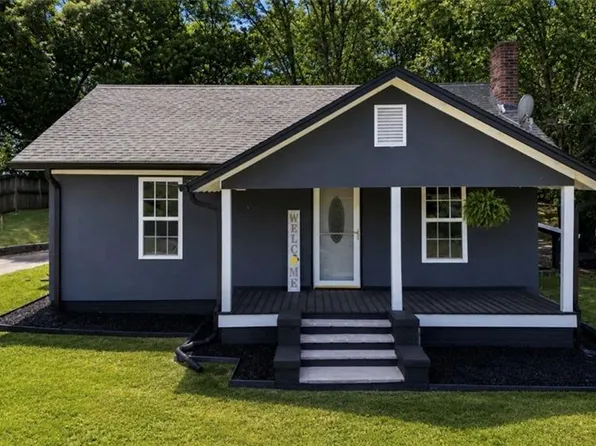 622 S Franklin Rd, Mount Airy, NC 27030