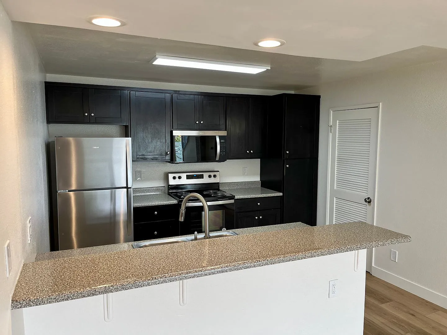 Ocean Beach remodeled 3 bedroom 2.5 bath Townhome — Photo 4