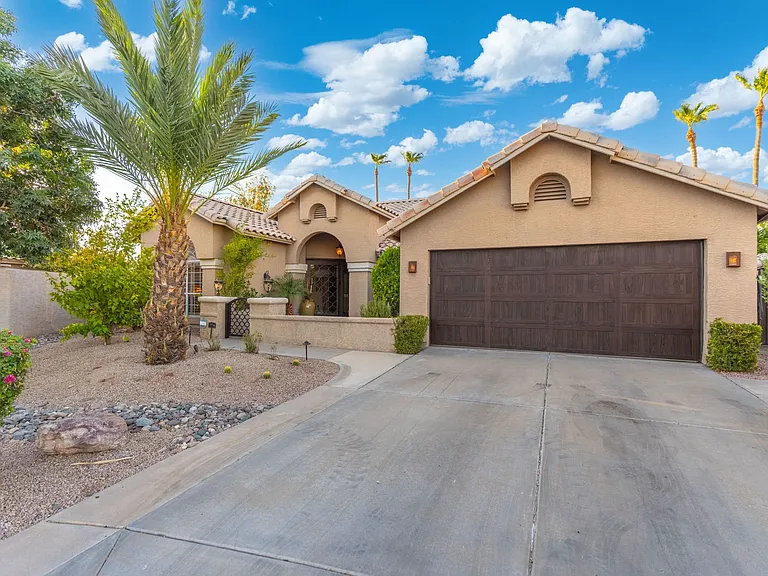 372 W Amoroso Dr — Photo 73