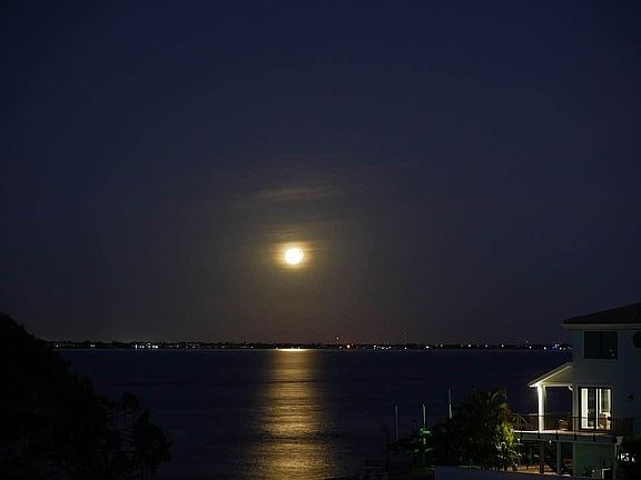 Moon rise over the bay 