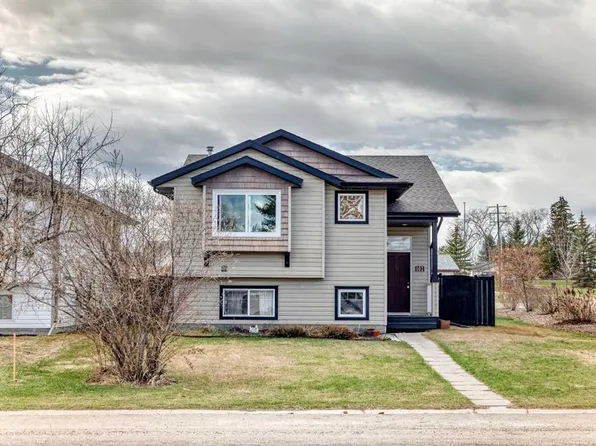 102 E Robinson Ave, Penhold, AB T0M 1R0