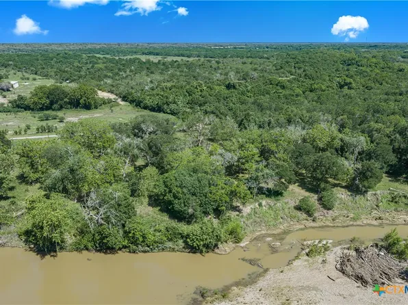 850 Crestview Dr, Cuero, TX 77954