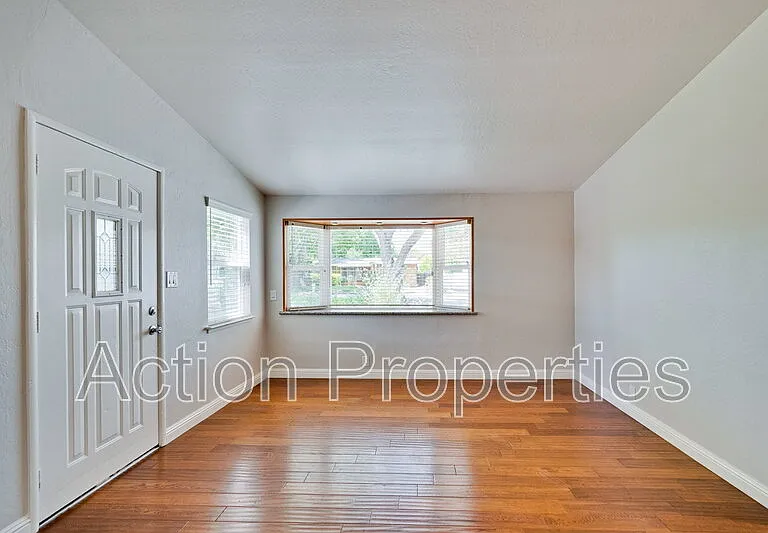 1125 Burgoyne St — Photo 7