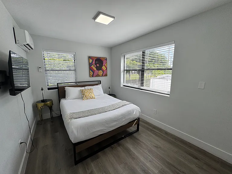 584 NW 30th St #3 — Photo 8