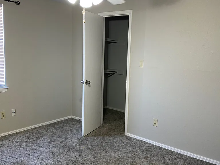 1018 E Main St — Photo 8