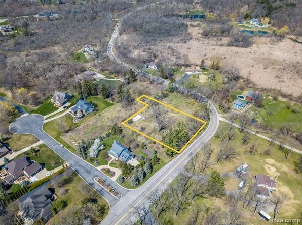 3010 Hunter Rd, Brighton, MI 48114