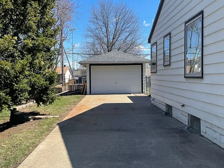 1046 Ohio St — Photo 11