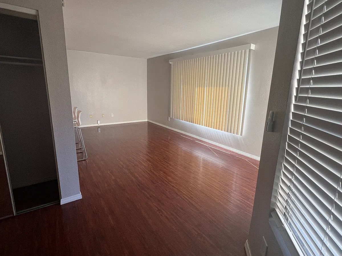 Building Photo - 1134 W Blaine St #201