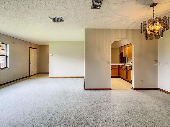5th image of 1053 E Lombardy Dr