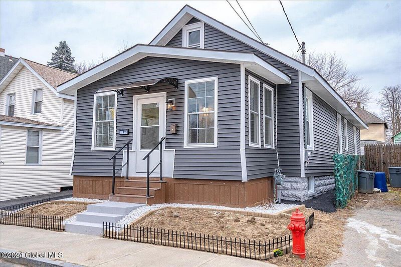 3rd image of 17 Yale Street