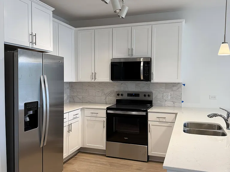 1 Bedroom - 737 sq ft