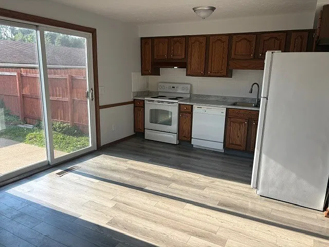 2 bed, 1.5 bath, 1000 sqft, $1,195 — Photo 2