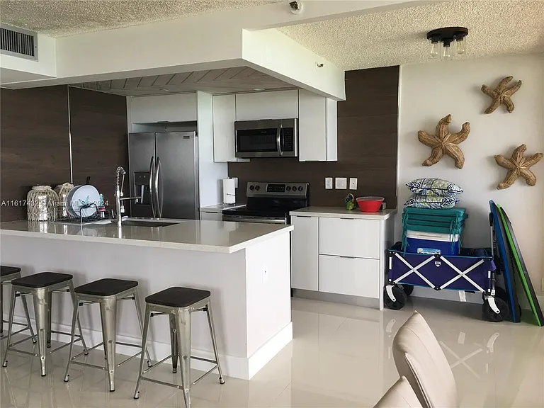 2555 Collins Ave #1711 — Photo 4