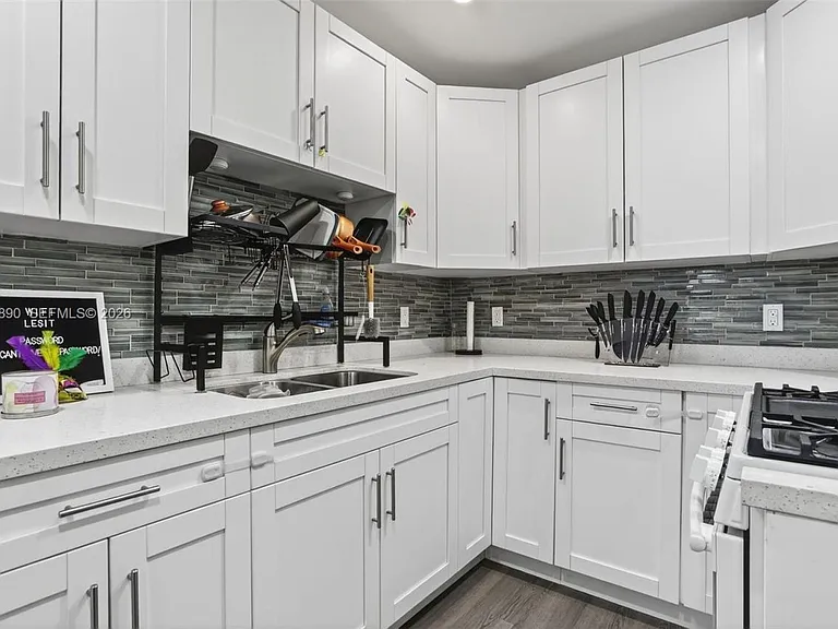 920 SW 30th St #2 — Photo 4