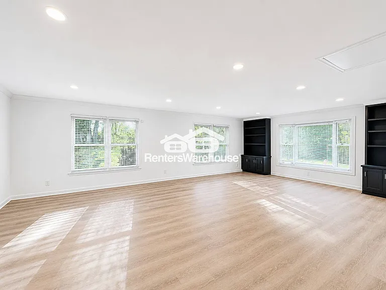 338 Travis St — Photo 8