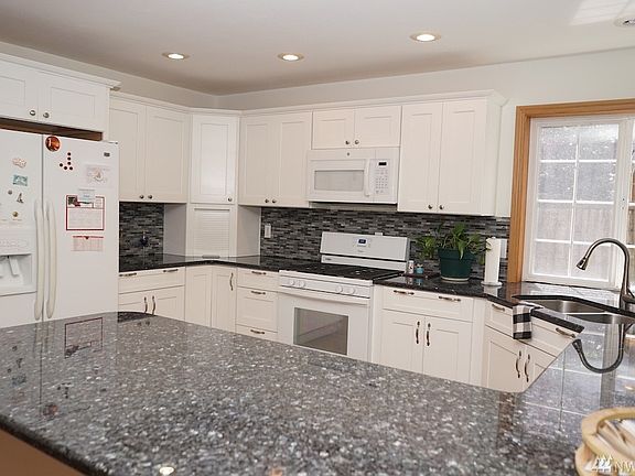 4th image of 9723 Amanda Dr NE