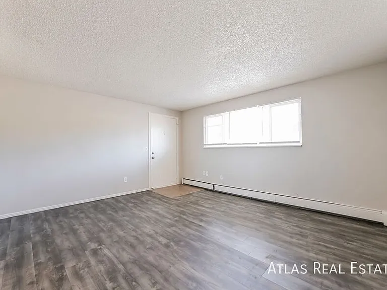 910 Bishop Ct #B — Photo 3
