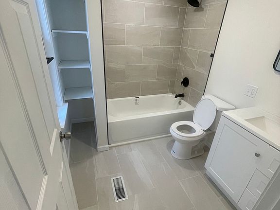 4th image of 109 Helen St #1