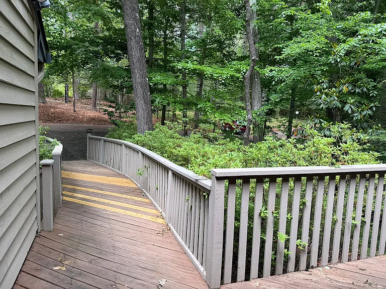 106 Montrose Dr — Photo 30