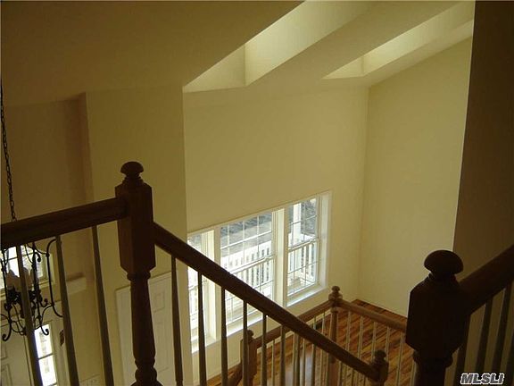 3rd image of 16 Old Orchard Ct