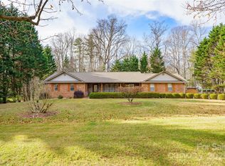6 Hunters Ln, Hendersonville, NC 28791
