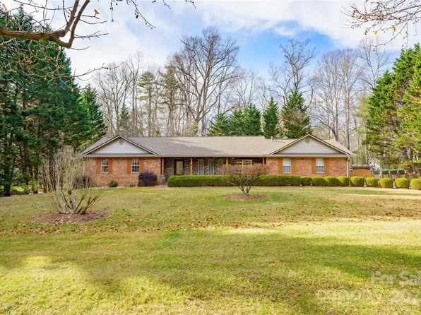 6 Hunters Ln, Hendersonville, NC 28791