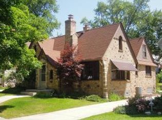 2524 N 82nd St, Wauwatosa, WI 53213