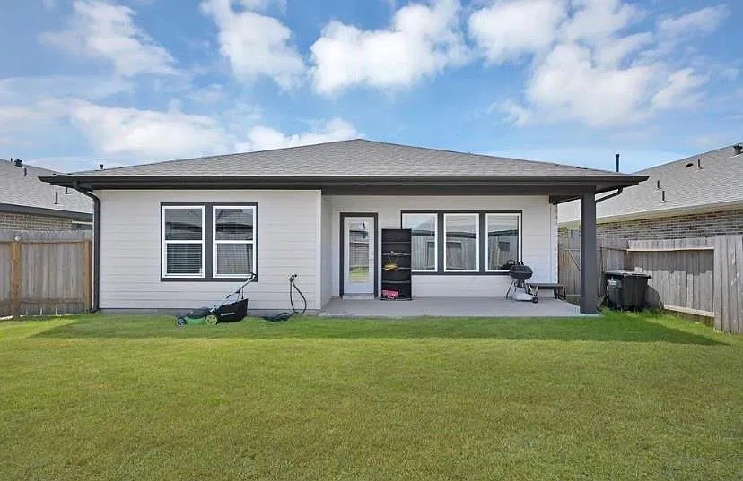 4 bed, 3.0 bath, 2338 sqft, $2,800 — Photo 3