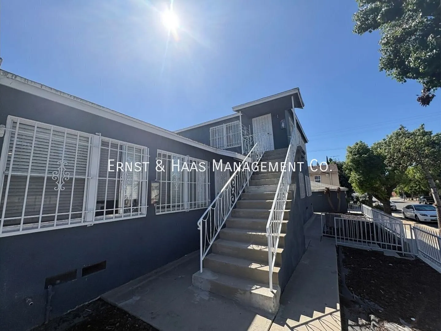 Lovely 2-Bedroom Apartment with Private Garage! — Photo 2