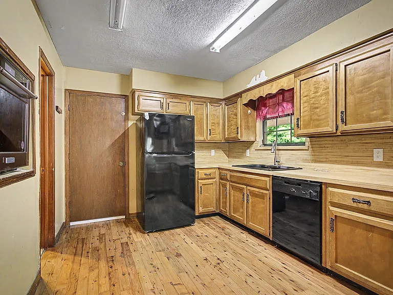 302 Bernard Rd — Photo 27