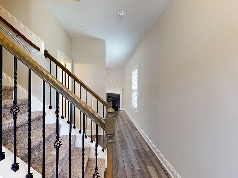 150 Hanover Ct — Photo 4
