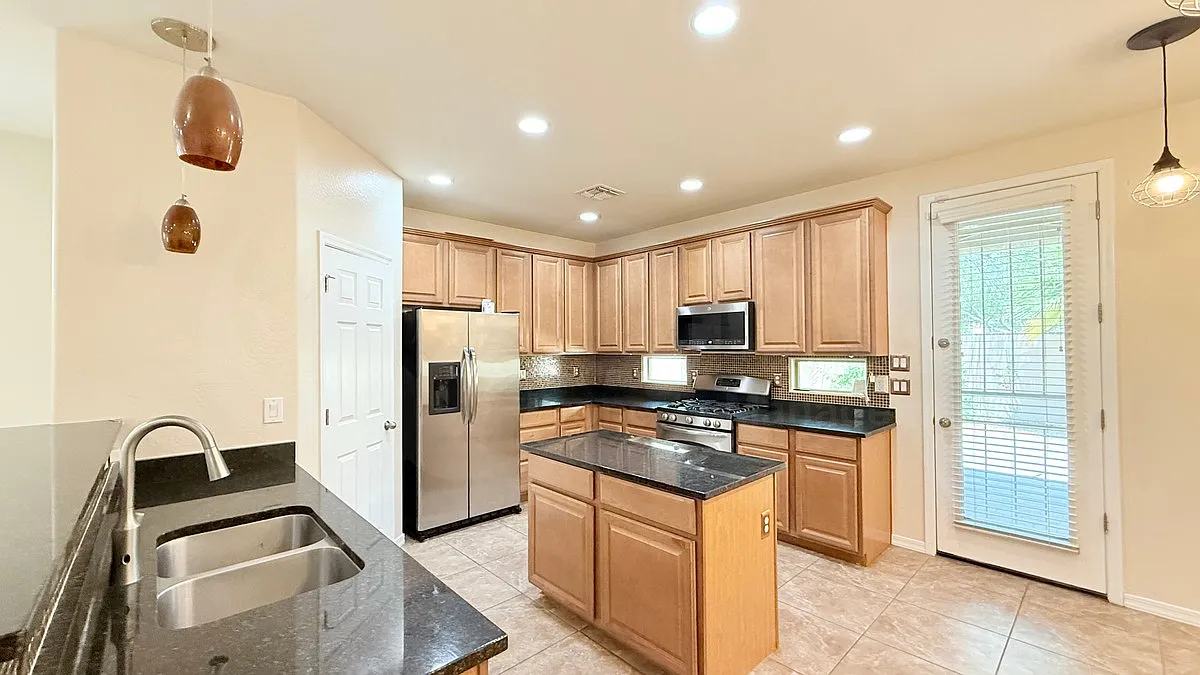 3 bed, 2.5 bath, 2110 sqft, $2,185 — Photo 3