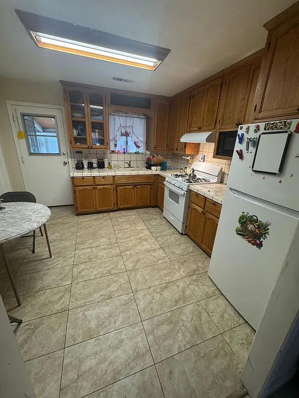 2 bed, 1.0 bath, 864 sqft, $1,600 — Photo 3