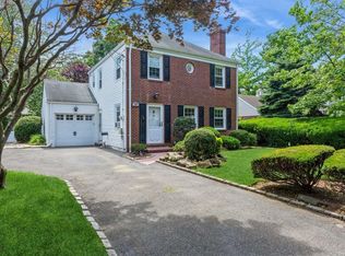 77 Clinton St, Malverne, NY 11565