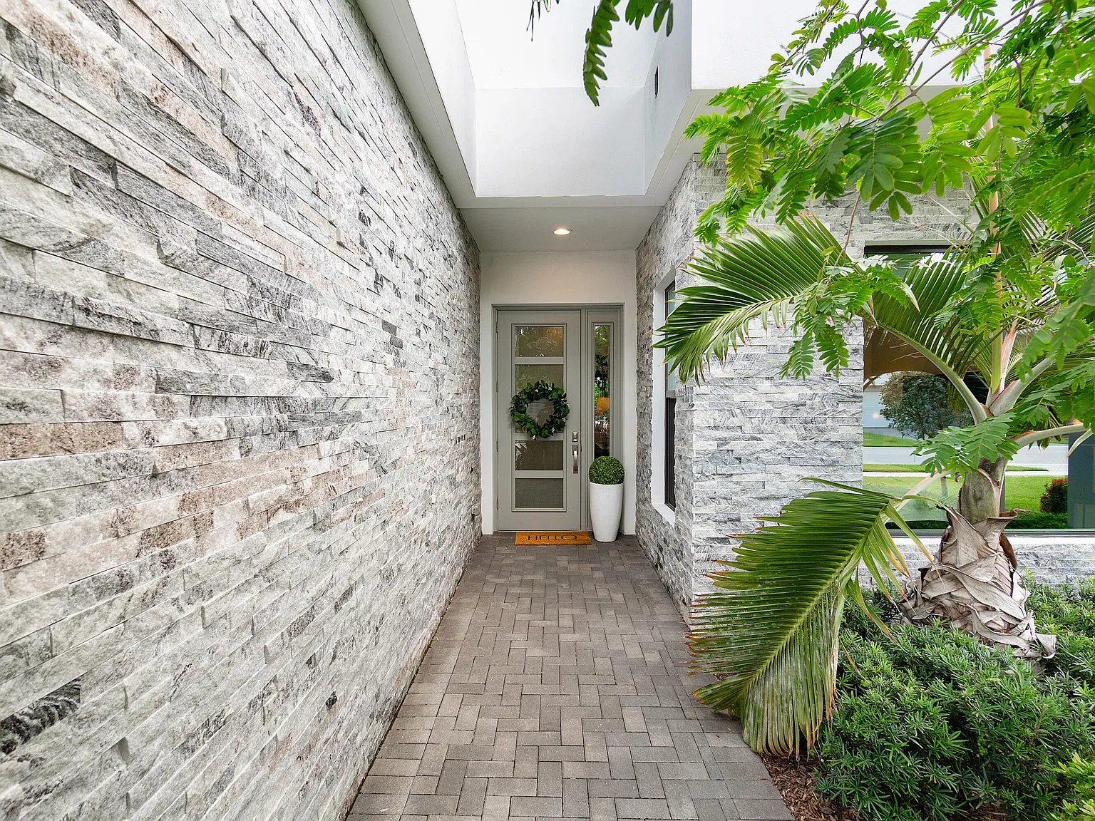 5 bed, 5.0 bath, 3807 sqft, $13,000 — Photo 3