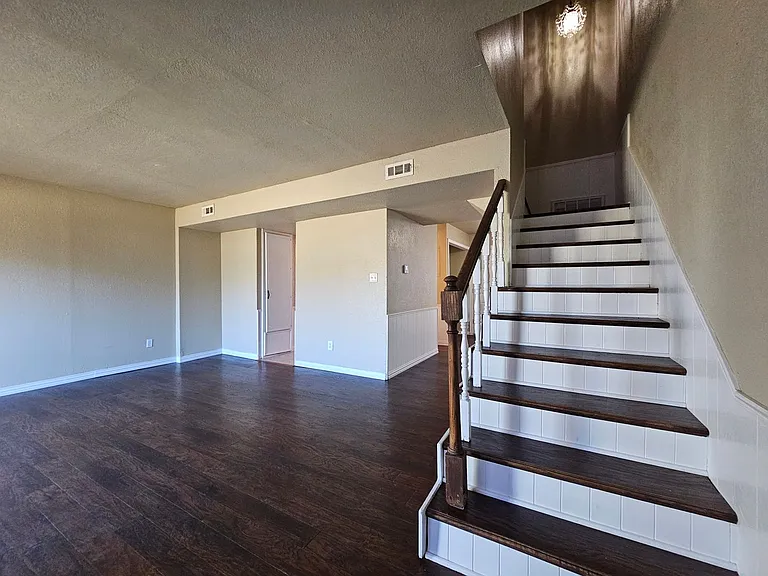 216 Justin Dr — Photo 4