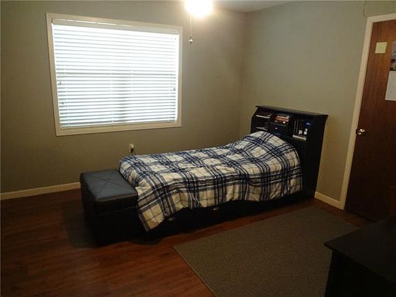 5th image of 902 E London St