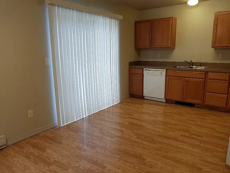 1620 Stiel Complex — Photo 3